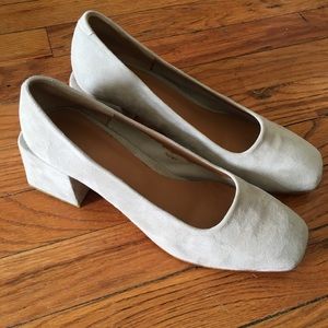 LoQ Suede Pumps Size 39 (8.5)